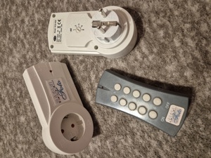 Vând două prize cu telecomandă