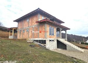 CASA LA ROSU CU PANORAMA INCREDIBLIA SI TEREN GENEROS IN ZONA DE DEALURI