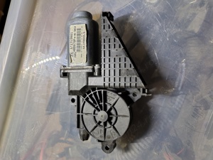 motoras geam stanga fata Skoda Fabia 1 