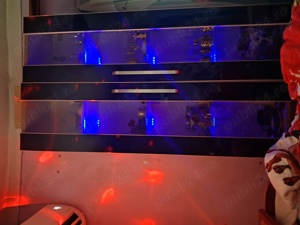Vitrina suspendata din sticla cu lumini.
