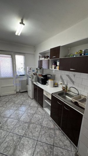 Se vinde apartament 4 camere zona buna Cetate - imagine 2