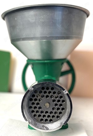 Masina de tocat carne manuala, fonta Nr. 32, cuva 5 kg