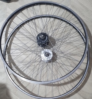 roata fata bicicleta pe 28 cu dinam in butuc shimano 