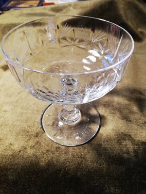 Vand 6 pahare de cristal gravate - 50Lei. 