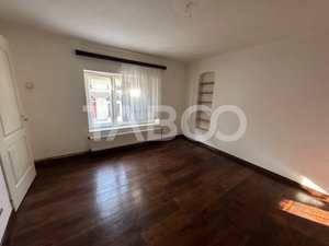 Casa cu potential de investitie 280 mp utili teren liber 2064 Cincu - imagine 4