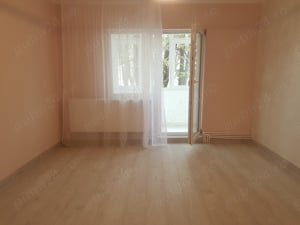 Apartament doua camere, semidecomandat, etaj doi din patru, renovat elegant, parcare, liber, Narcisa - imagine 3