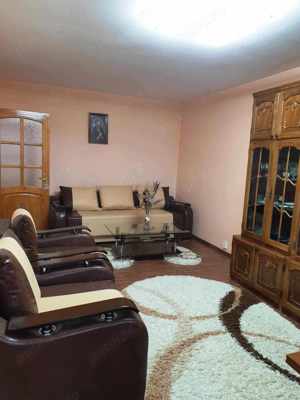 Vand apartament cu 3 camere,zona deal.