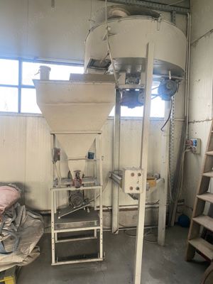 Ansamblu amestecator cu ax vertical si masina de insacuit