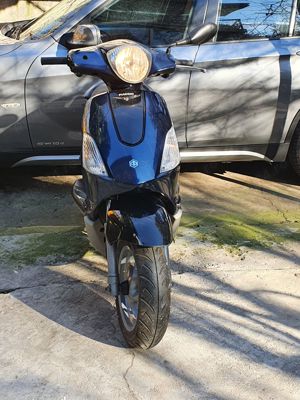 Scuter Piaggio Fly cu motor de 125cm in 4T