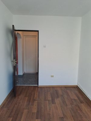 Vand apartament decomandat, 2 camere, etj 2, aproape de plaja - imagine 2