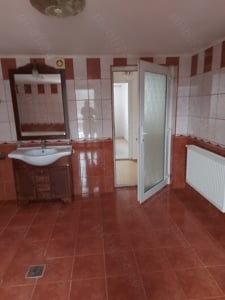 Apartament cu trei camere, zona centrală și liniștită, la vila  - imagine 11