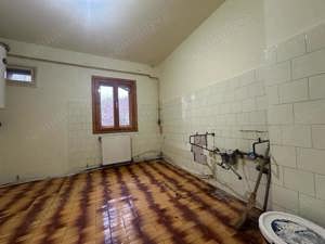 Vand apartament cu 3 camere,decomandat,etajul 1,zona Kiriac - imagine 7