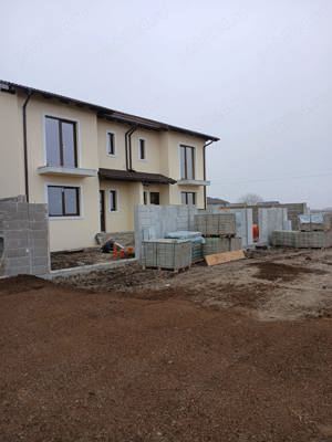 Duplex la cheie, imprejmuit cu gard de beton, terasa acoperita. - imagine 5