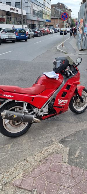 Motocicleta Honda VFR750F