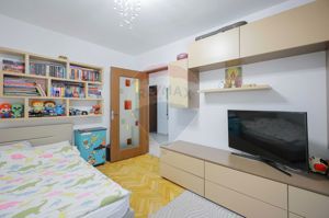 Apartament cu 3 camere de vânzare în zona Decebal - imagine 1