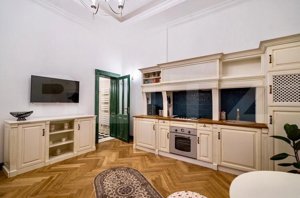 Investiție! Apartament deosebit cu 2 camere, zona ultracentrală! - imagine 7