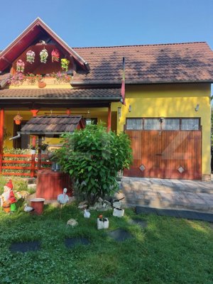 Casa Dejani, langa Fagaras, 2500 mp teren 4 camere - raul trece prin curte - imagine 14