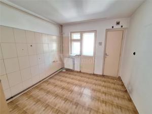 Apartament 4 camere decomandat etaj 1, zona centrala - imagine 3