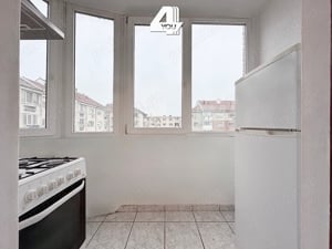 Apartament spațios cu 3 camere, decomandat, etaj 3, zona Alfa - imagine 3