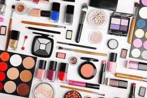 Caut vanzatoare insula produse cosmetice Arena Mall