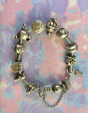 Vand bratara Pandora originala impreuna cu 9 charmuri,1 lant de siguranta si 2 opritoare fundita.