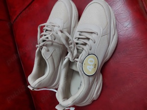 Adidasi noi marimea 40