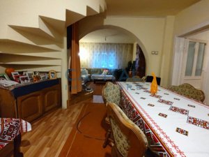 Casa cu mansarda, 7 camere, anexe, Sanmartin - imagine 11