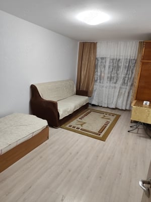 Propietar ofer apartament 2 camere decomandat mobilat utilat gaze zona km 5 bloc stradal  - imagine 2