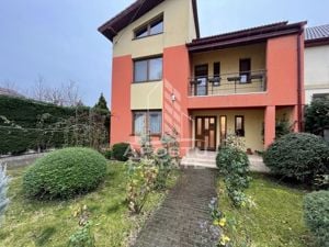 Casa individuala cu 8 camere, + anexa, Zona Bucovina