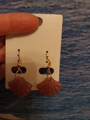 Scrumiere, breloc chei, platouri, vaze, cercei și alte obiecte din rășină diverse forme și culori 