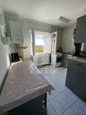 Apartament cu 3 camere, decomandat, centrala proprie - imagine 5