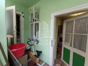 Casa la curte comuna, necesita renovare, situata in zona Dambovita. - imagine 4