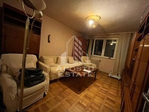 Apartament 2 camere, decomandat, etaj intermediar, zona Dambovita - imagine 2