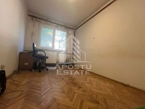 Apartament cu 3 camere, semidecomandat, centrala proprie