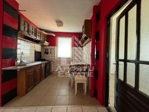 Apartament cu 3 camere, decomandat, situat in zona Dambovita