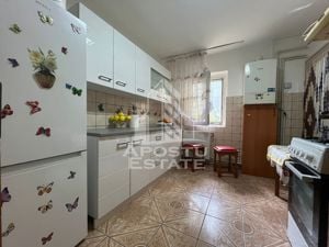 Apartament cu 2 camere, decomandat ,cu centrala proprie - imagine 3