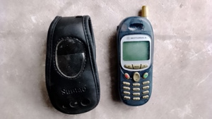 Telefon mobil Motorola cu husa