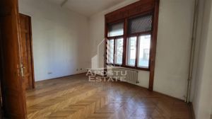 Apartament cu 4 camere, SAD, Piata Victoriei, 180 mp