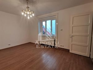 Apartament 2 camere, etaj intermediar, centrala proprie Piata Traian