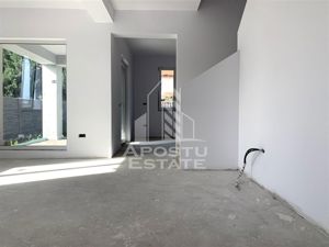 Jumatate de duplex cu 5 camere, despartit prin camera tehnica