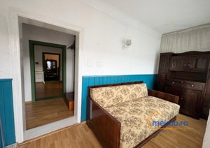 Casa cu 4 camere, beci si teren drept de 1700mp, strada Victoriei, Comanesti - imagine 2