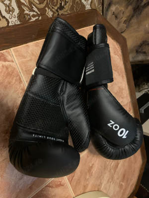 Vand manusi de kickboxing.