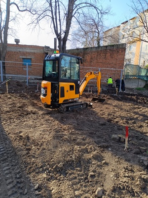 Închiriere mini excavator cu picon 
