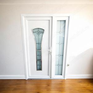 Usa de intrare dubla cu 6 camere si trei sticle disponibil pe stoc 