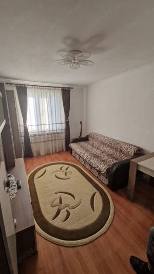 Închiriez apartament cu trei camere 