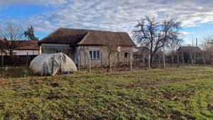 Vân casă în centrul satului Boiu