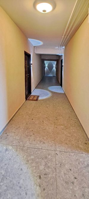 Apartament trei camere Rasnov mobilat utilat cu loc de parcare subteran si lift. - imagine 13