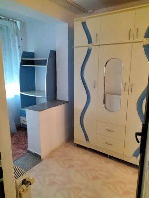 Închiriez apartament 3 camere parter  - imagine 7