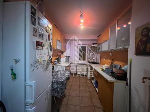 Apartament cu 2 camere, decomandat, etaj intermedar, zona Dambovita - imagine 5