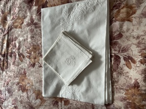 Fete de masă din pază brodate